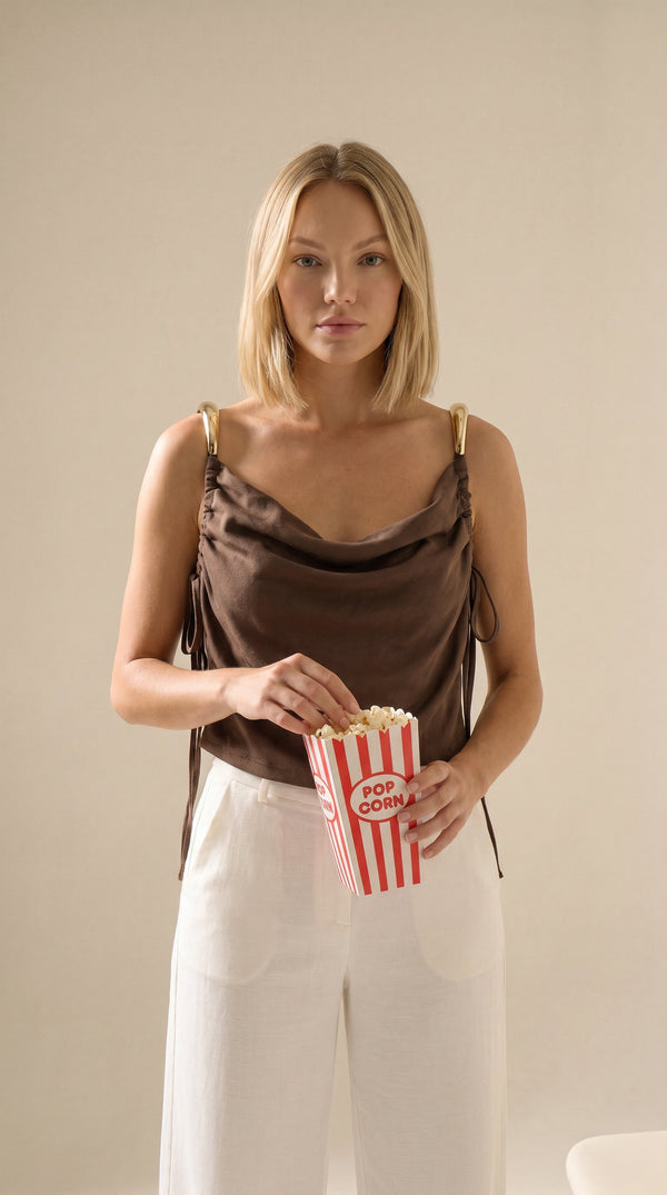 Top drappeggiato con scollo cowl e polsini oro