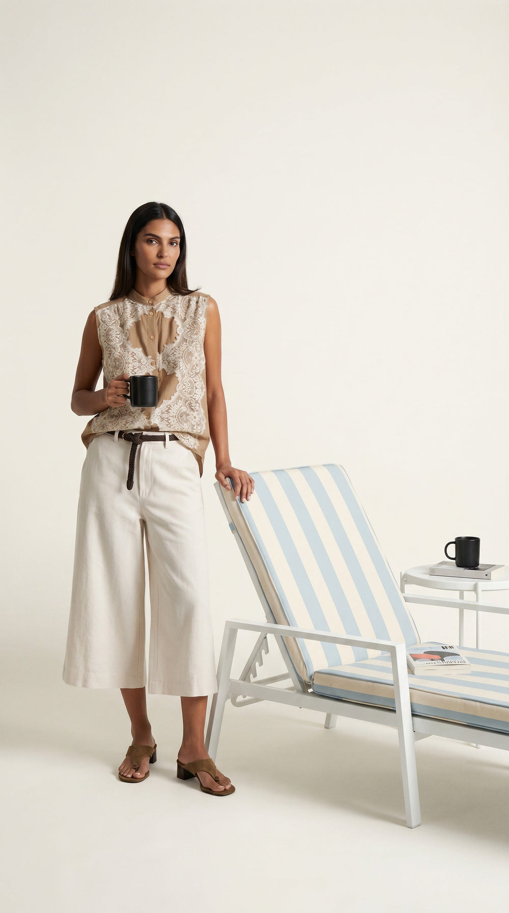 Ärmellose Bluse mit Spitzen-Applikation — Mocha & Elfenbein